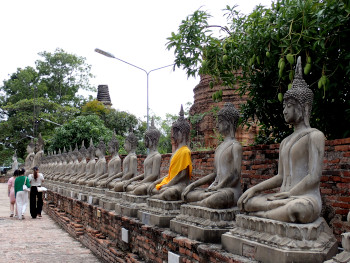 仏塔の周りにある多くの仏像