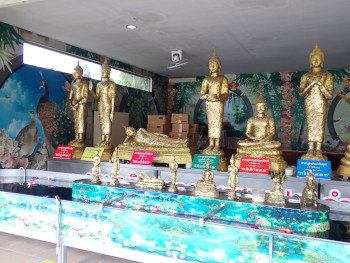 入口から多くの仏像がある