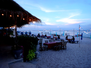 夕暮れのビーチ前レストランの画像13