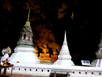 洞窟の中にも仏塔と仏像がの画像20