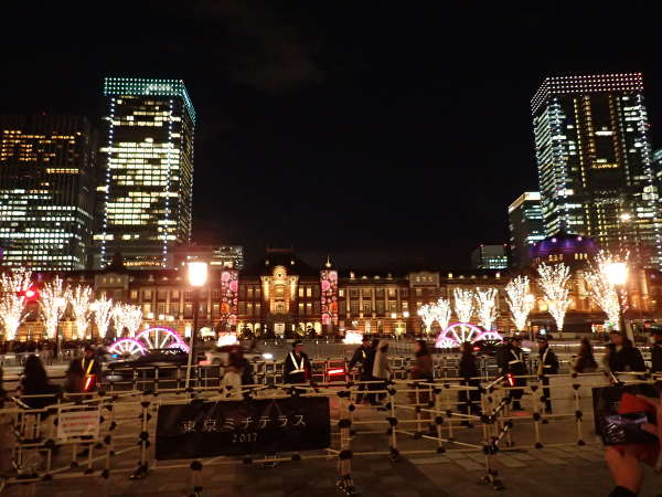 東京ミチテラスのメイン会場から見た東京駅（2017/12/25）の画像01