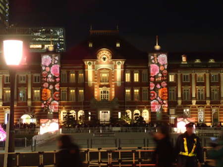「祝祭のキャンドル」が投影された東京駅舎の画像03